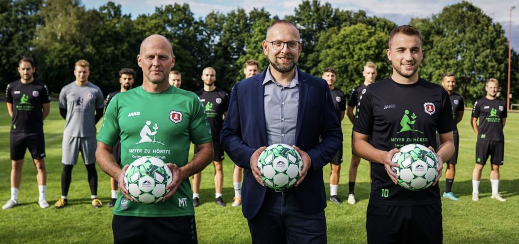 Bild von Harry Kiel Geschäftsleiter und Trainer vom SV Bad Rothenfele, mit den gesponsorten Bällen in der Hand